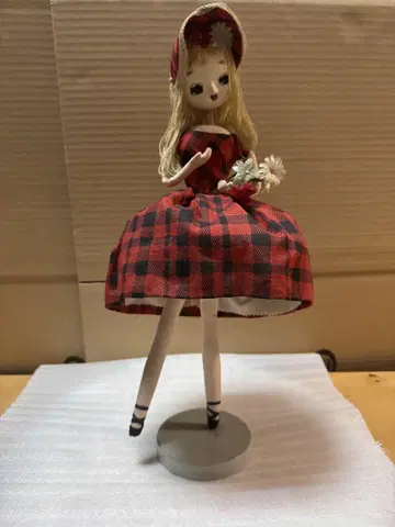 빨간색과 블랙 체크 무늬 커스텀 레트로 인형