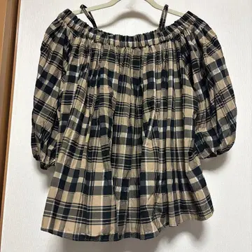 오프숄더 체크 무늬 벌룬 슬리브 상의