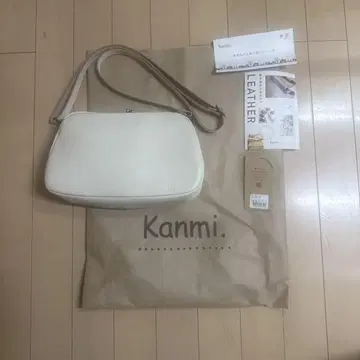 kanmi. 칸미 후카후카 가마구치 숄더백 바닐라 화이트