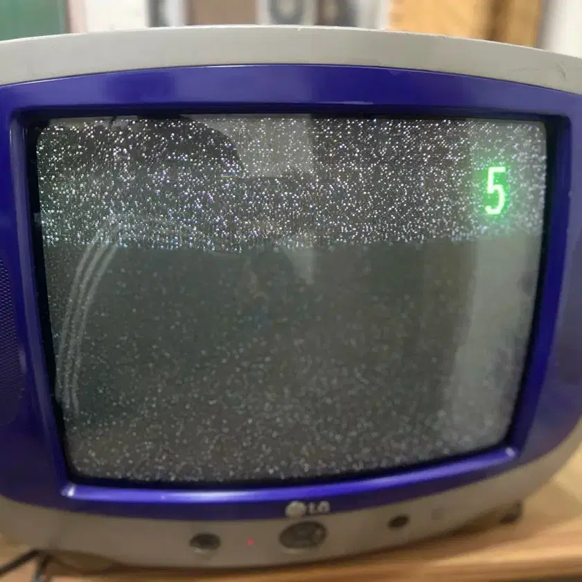 Retro Lg television, manufactured in 2002, 14 on Bunjang Global Site.