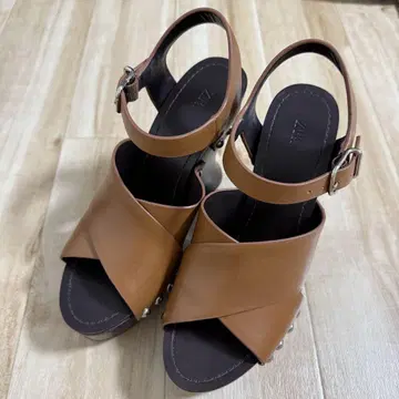 ZARA 스터드 장식 가죽 웨지 35