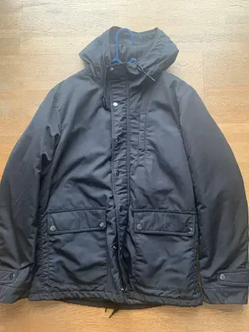 블랙 후드 부착 다운 자켓