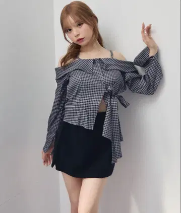 titty&co 깅엄 체크 오프숄더 상의