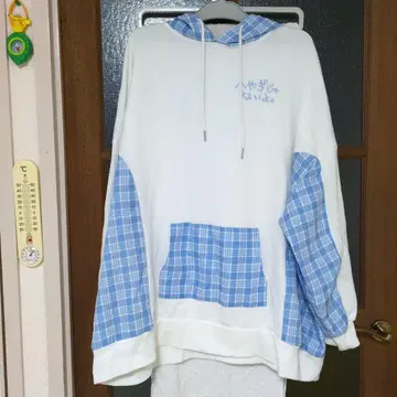 화이트와 파랑 체크 무늬 후드티