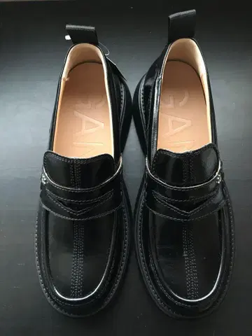 가니 블랙 가죽 로퍼