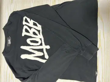 MoBB 블랙 로고 긴팔 티셔츠