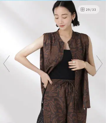 새상품 보태니컬 프린트 슬리브리스 플레어 블라우스 브라운