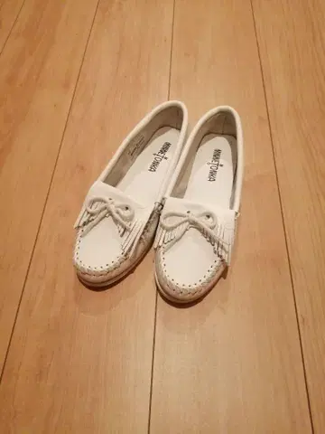 새상품급 MINNETONKA 미네통카 화이트 프린지 모카신 6.5