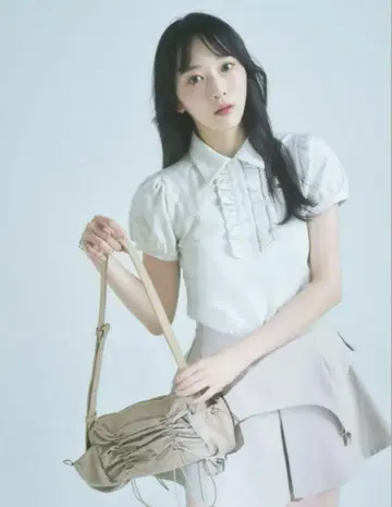 Lure you in 퍼프 프릴 피케 셔츠 오치 유라노