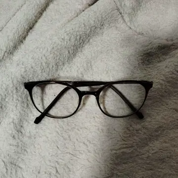 브라운 오벌 프레임 안경