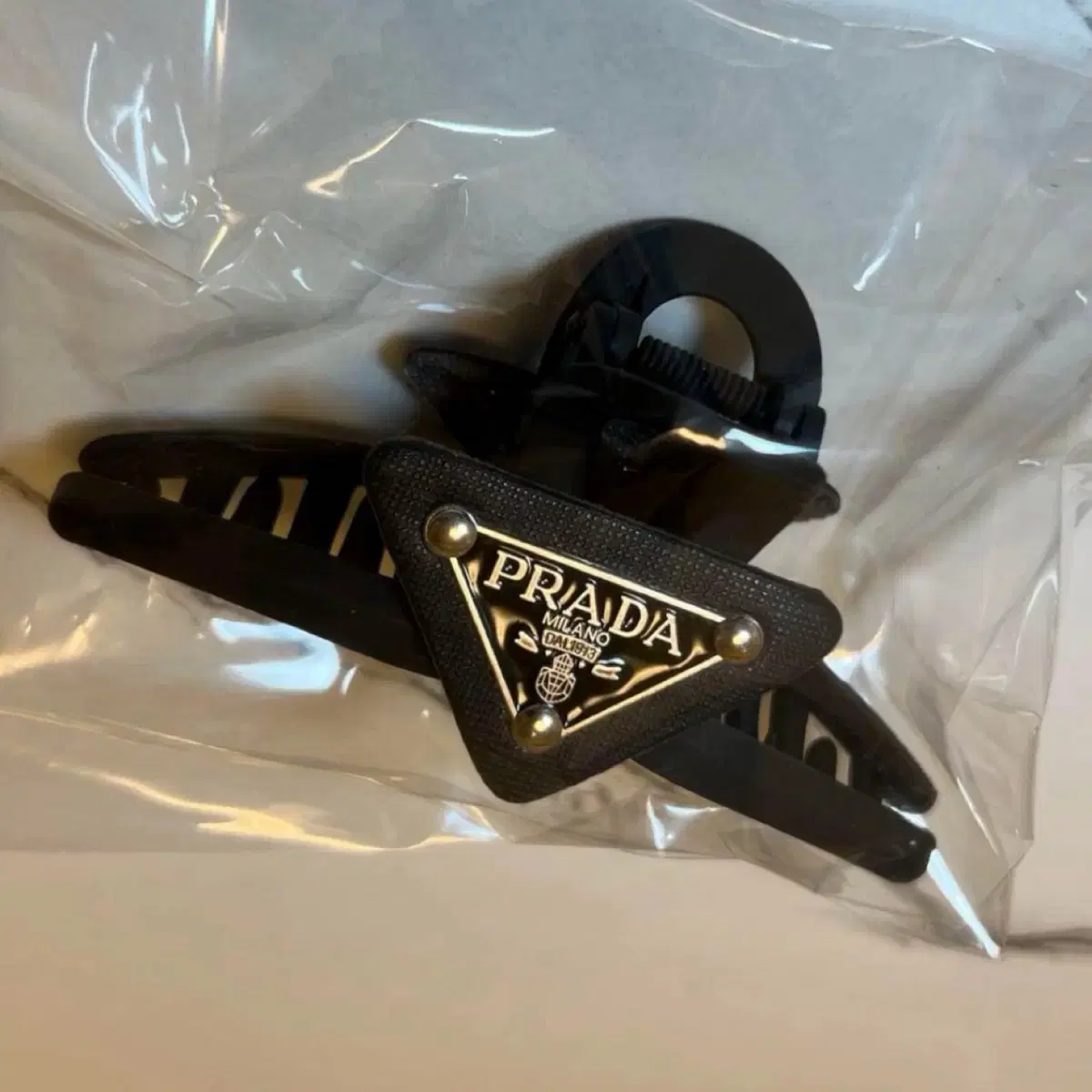 【関税＆送料込み】Prada Fisherman'S Hair Accessories Prada Re-Nylon hair clip for Women - Black in UAE | Level Shoes
