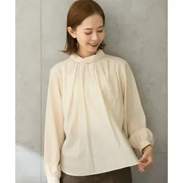 하이넥 볼륨 개더 블라우스 / 어반 리서치 로쏘