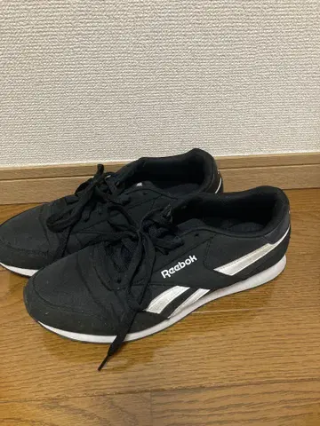 Reebok 블랙 스니커즈