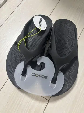 OOFOS 블랙 샌들