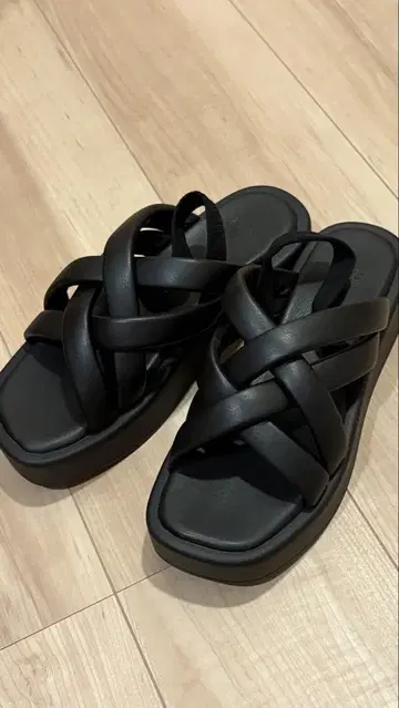 블랙 크로스 스트랩 샌들 L