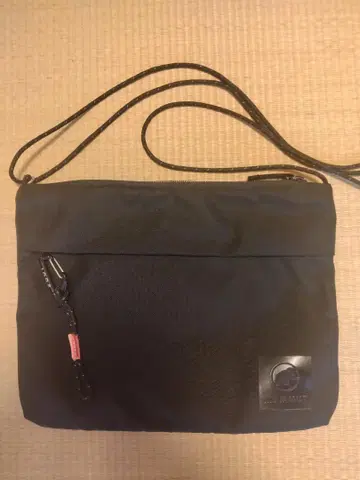 MAMMUT 블랙 숄더백