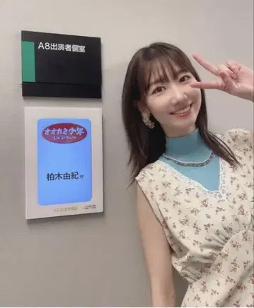 에톨완 꽃무늬 슬리브리스 무릎 기장 원피스