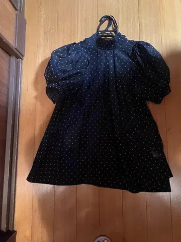 CELFORD 블랙 도트 무늬 반팔 상의