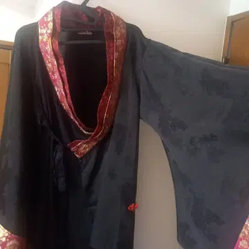 긴팔 가디건 블랙 및 빨간색 꽃무늬 트리밍