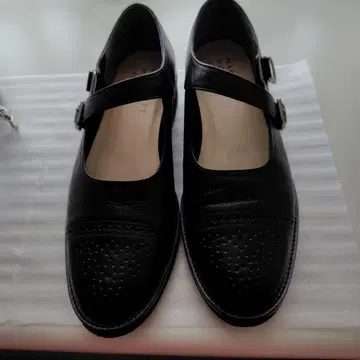 새상품급 마가렛 하우엘 블랙 가죽 신발