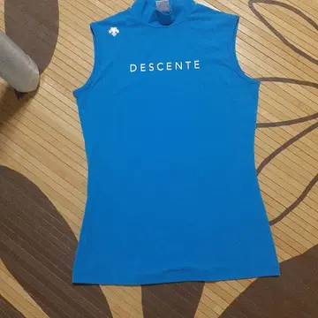 DESCENTE 파란색 하이넥 슬리브리스 모크넥