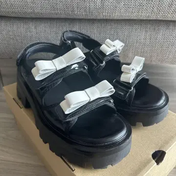 DONOBAN 아키론 콜라보 에나멜 리본 샌들