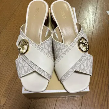 [미사용품] 마이클코어스 뮬 샌들 바닐라 8.0