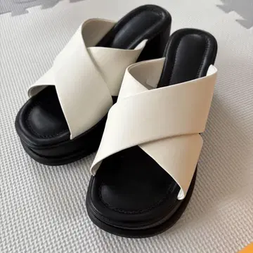 유니클로 플랫폼 샌들