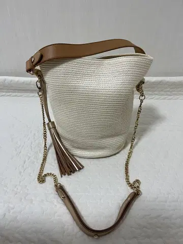 ROPE 로페 화이트 스트로우 버킷형 백 태슬 포함 2way