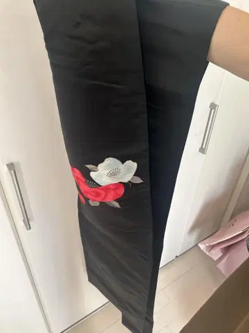 검은색 꽃무늬 자수 기모노 오비