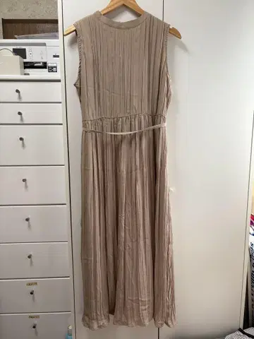 [ ITEMS ] 슬리브리스 플리츠 원피스 베이지