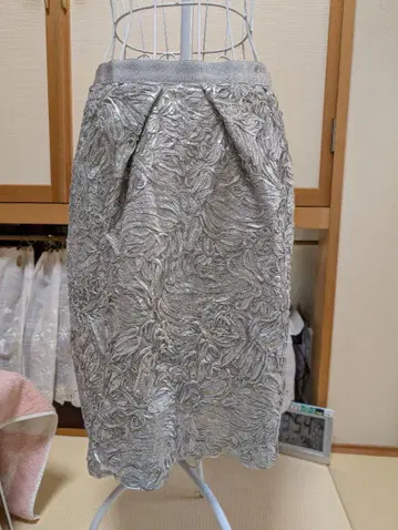 이탈리아 모스키노! 실버 리본 자수 패턴 미디 스커트, 새상품급!
