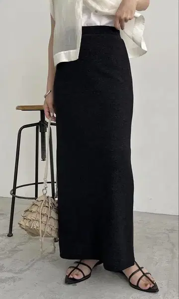 CAPRICIEUX LE'MAGE 블랙 타이트 스커트 슬릿 있음