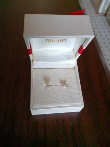 THE KISS 펄 크리스탈 귀걸이 K10