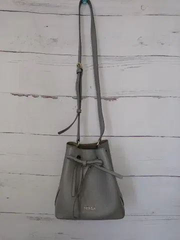 오봉 세일 컨디션 최상 FURLA 코스탄자 복조리 숄더백