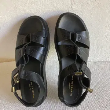 블랙 스트랩 샌들