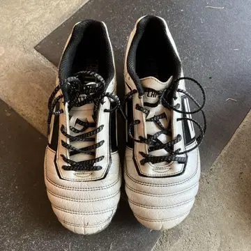 CAPITTEN 축구화 화이트/블랙 22.5cm