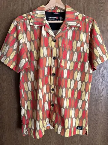 Quiksilver 반팔 셔츠, 여러 색상의 잎사귀 패턴
