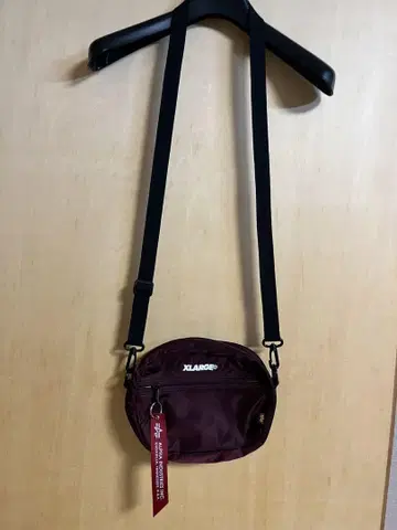 XLARGE ALPHA 콜라보 숄더백 와인 레드