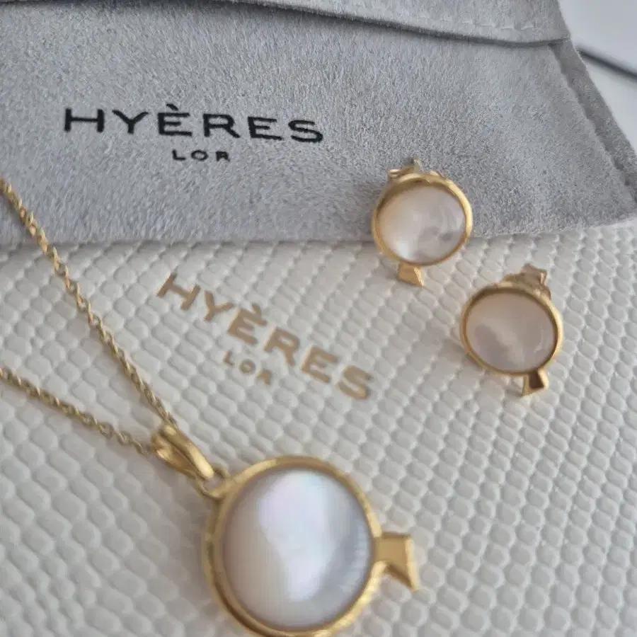 HYERES LOR 14k Pénitdor Mother-of-Pearl Necklace/Earrings