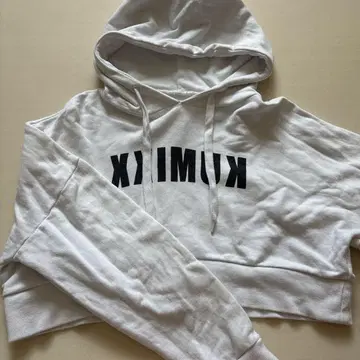 코다 쿠미 숏 기장 후드티