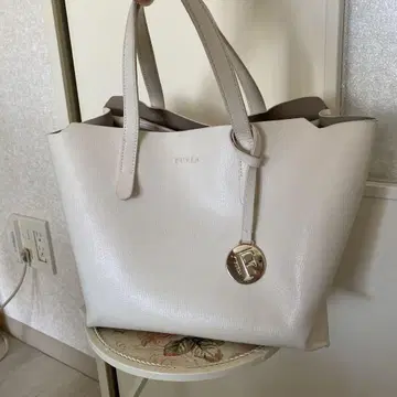 FURLA 화이트 토트백