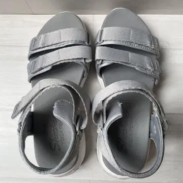 새상품급 스케쳐스 SKECHERS 샌들 요가폼 실버 24