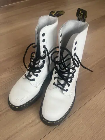 Dr. Martens 화이트 밀리터리 부츠