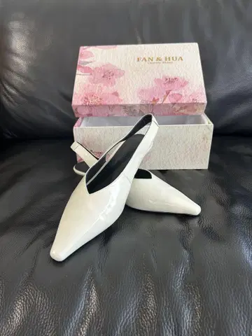 PAN & HUA 화이트 스틸레토 샌들