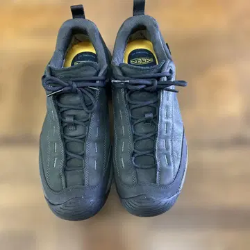 KEEN 다크 그레이 스니커즈