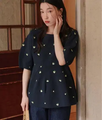 titivate 티티베이트 플라워 자수 페플럼 니트 상의 L 사이즈