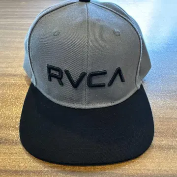 RVCA 그레이 블랙 스냅백 캡