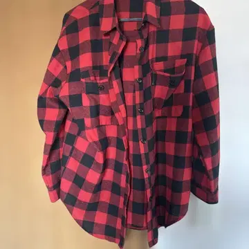 플란넬 셔츠 빨간색과 블랙 체크 무늬
