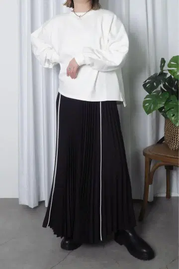 폴리느브로 블랙 플리츠 롱 스커트 사이드 라인